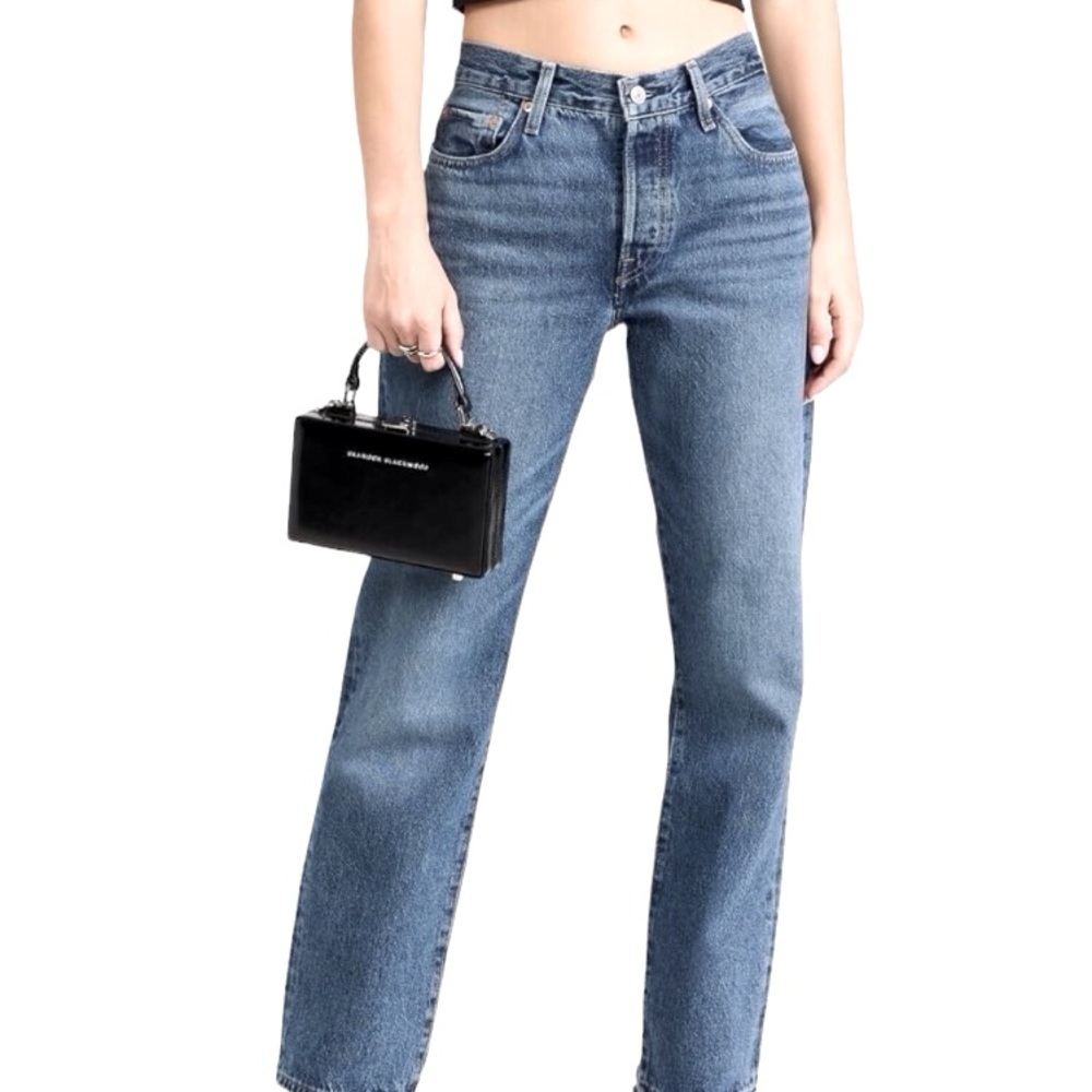 90’s Levi’s Unique Vintage 505 Mid Rise Straight Leg Light Med Wash Crop Raw Hem
